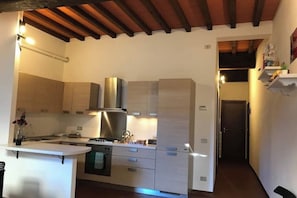 Private kitchen - Gil's house in the living room of Parma  (Parma)