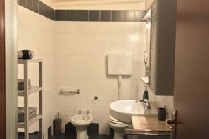 Dusj, hårføner, bidé og håndklær