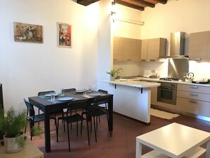 Dining - Gil's house in the living room of Parma  (Parma)