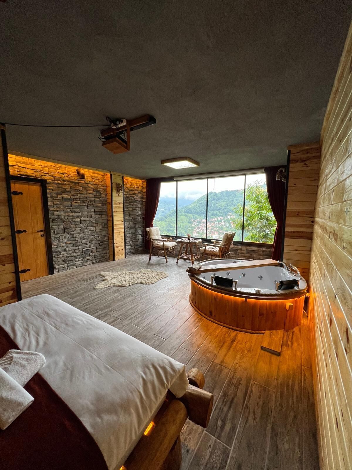 Basic Suite | Living area