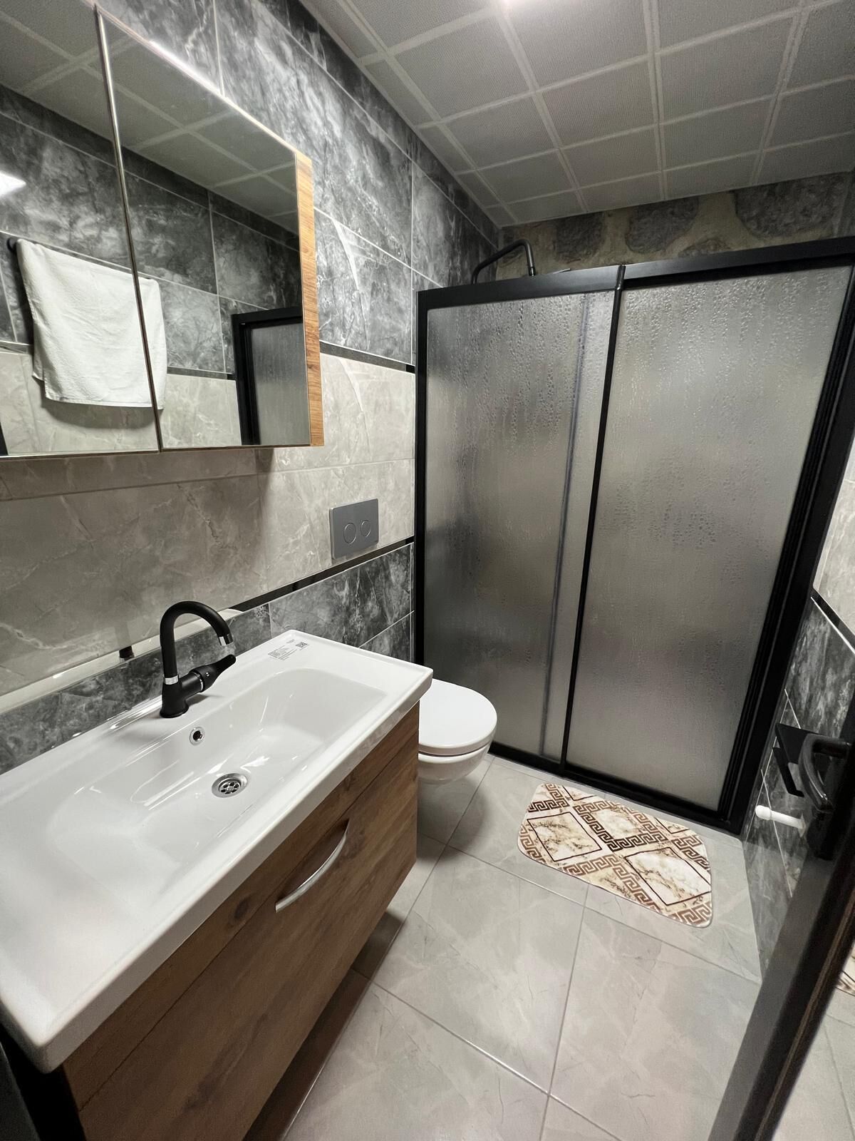 Basic Suite | Bathroom
