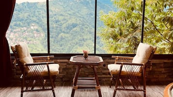 Basic Suite | Living area