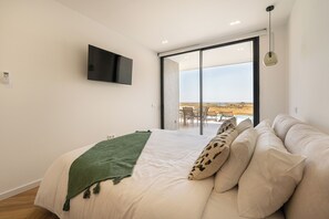 4 bedrooms, iron/ironing board, free WiFi, bed sheets - Villa Aurora - Modern House in Portimão, Algarve (Faro)