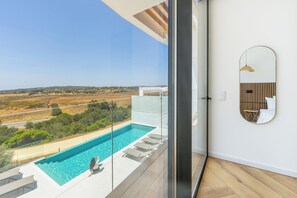 Outdoor pool, a heated pool - Villa Aurora - Modern House in Portimão, Algarve (Faro)