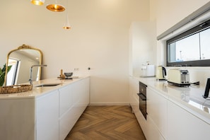 Refrigerador, microondas, horno, placa de cocina