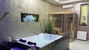 Ein modernes Badezimmer mit einer einteiligen Duschkabine, einer großzügigen Badewanne und einer wandmontierten Klimaanlage.