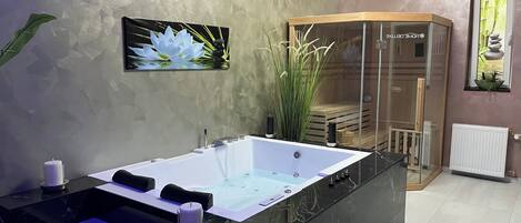 Assecador de cabells, tovalloles, xampú i paper higiènic