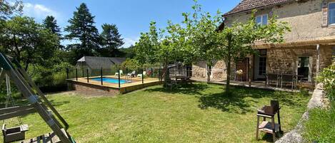 Utomhuspool och uppvärmd pool