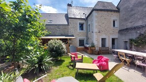 Outdoor dining - Grande Maison de Caractère à 5 Minutes de la Loire. Idéal, Accueil de Famille (La Possonnière)