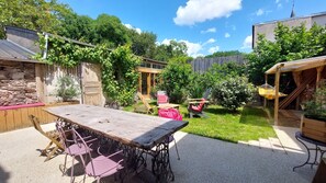 Outdoor dining - Grande Maison de Caractère à 5 Minutes de la Loire. Idéal, Accueil de Famille (La Possonnière)