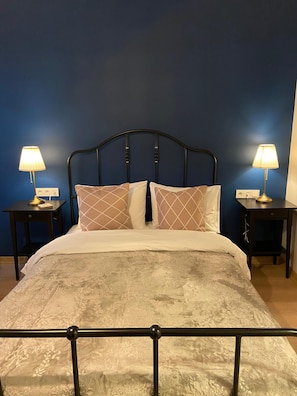 Quarto triplo standard | Escrivaninha, quartos à prova de som, ferros/tábuas de passar roupa