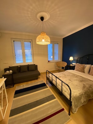 デスク、防音設備、アイロン / アイロン台、WiFi (無料)