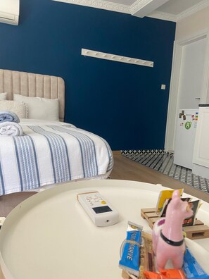 Standard Tek Büyük Yataklı Oda, Balkon | Masa, ses yalıtımı, ütü/ütü masası, ücretsiz kablosuz İnternet 