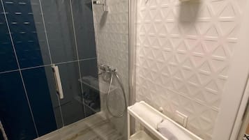 Habitación triple estándar | Baño | Ducha, secador de pelo, zapatillas y bidé