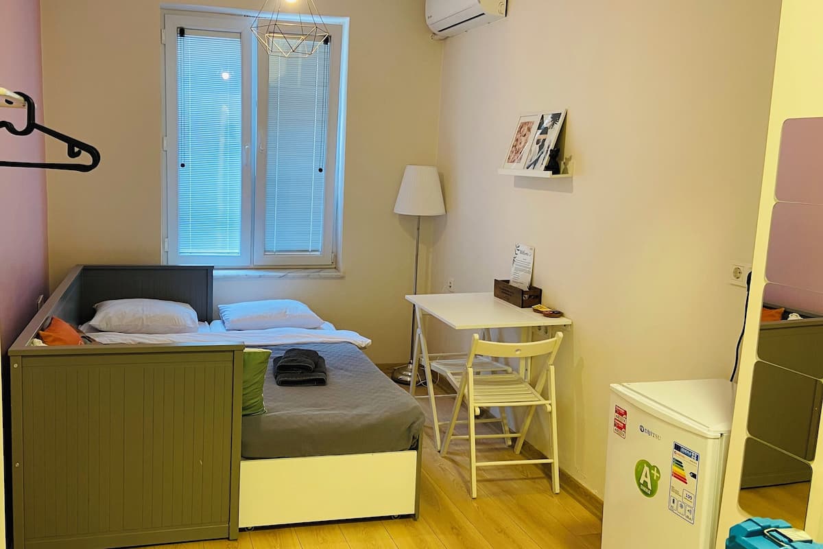 Habitación individual económica | Escritorio, insonorización, tabla de planchar con plancha y wifi gratis