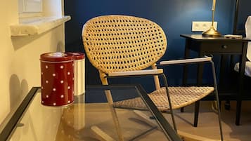 Habitación triple estándar | Área de sala de estar | Televisión