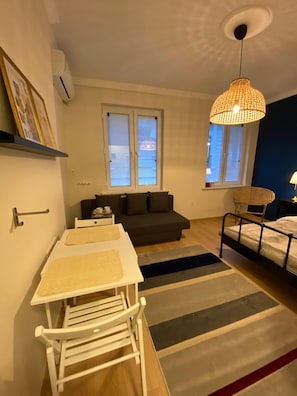 スタンダード トリプルルーム | リビング エリア | テレビ