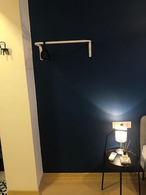 Quarto casal standard | Escrivaninha, quartos à prova de som, ferros/tábuas de passar roupa