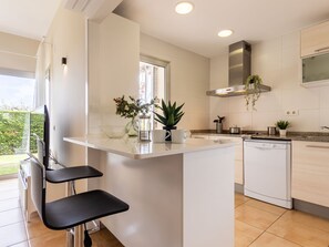 ثلاجة، ميكروويف، فرن، غ�سالة أطباق