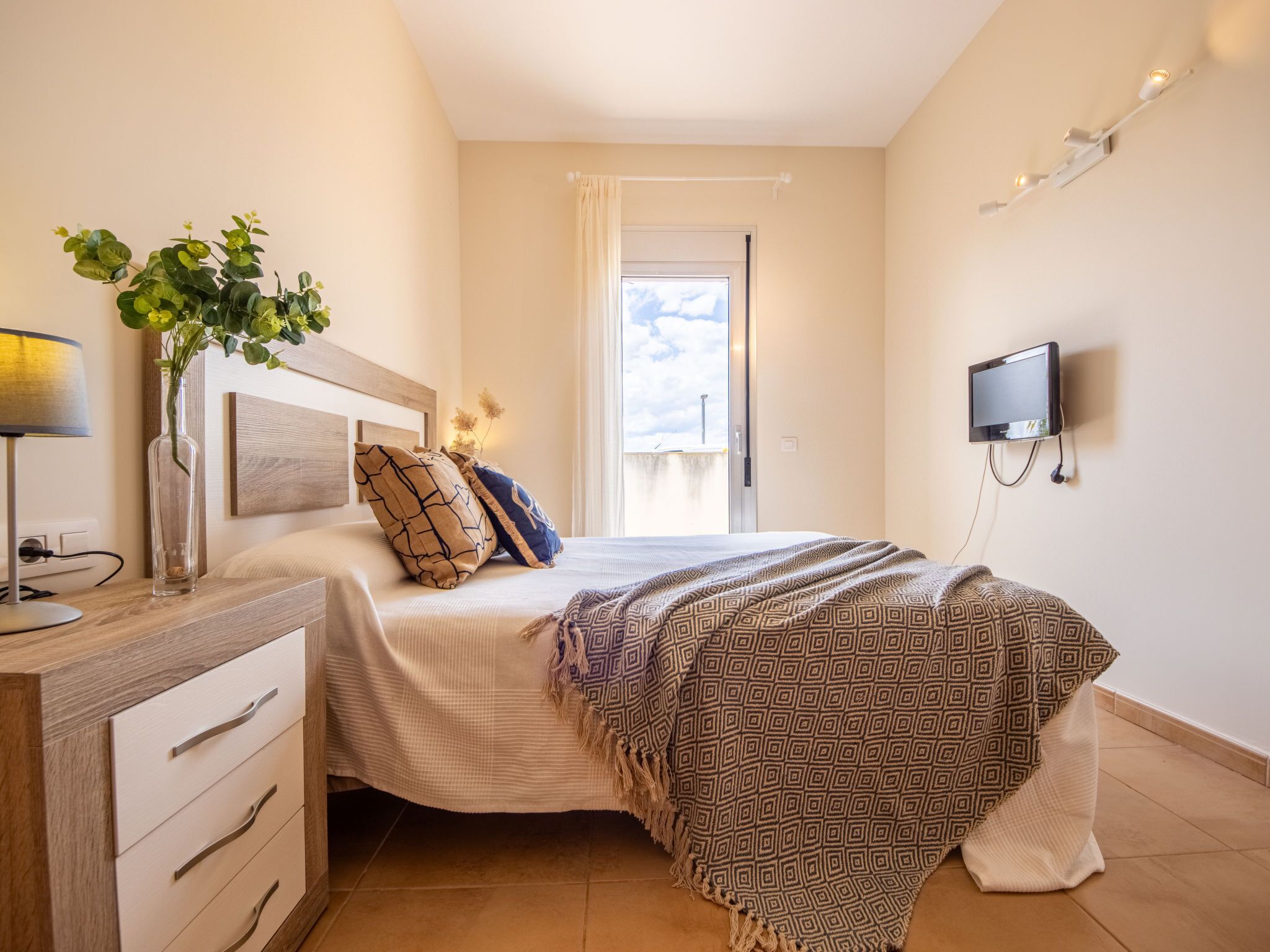 2 slaapkamers, een bureau, internet