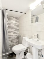 Ντουζιέρα, πιστολάκι μαλλιών, πετσέτες, Σαπούνι