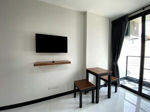 Superior Twin Room | Television - OK Hotel Bangkok (Bangkok)