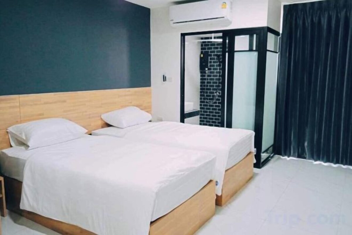 Desk, WiFi (free), bed sheets