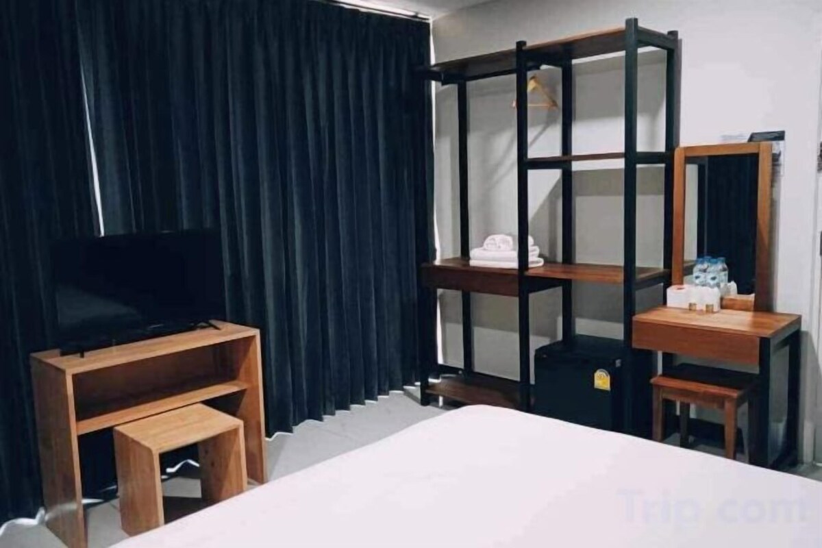 Desk, WiFi (free), bed sheets