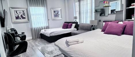 Tallelokero huoneessa, työpöytä, silitysrauta/-lauta, ilmainen Wi-Fi