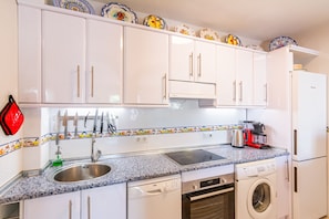 Kühlschrank, Mikrowelle, Ofen, Geschirrspüler