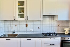 Fridge, microwave, oven, stovetop - Spacious country house, perfect for bike rides and vineyard visits. (Covolo)