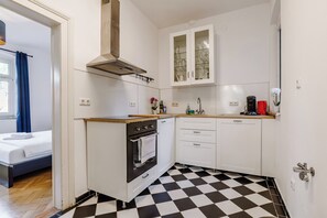 Een koelkast, een oven, een kookplaat, een vaatwasser