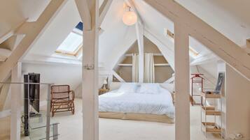 5 habitaciones, tabla de planchar con plancha y cuna de viaje