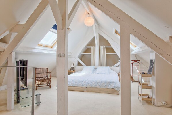 5 habitaciones, tabla de planchar con plancha y cuna de viaje 