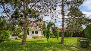 A house with a garden, surrounded by trees. - Villa de charme à Benerville - 5 Suites, Garden 1800m² & Beach on foot (Benerville-sur-Mer)