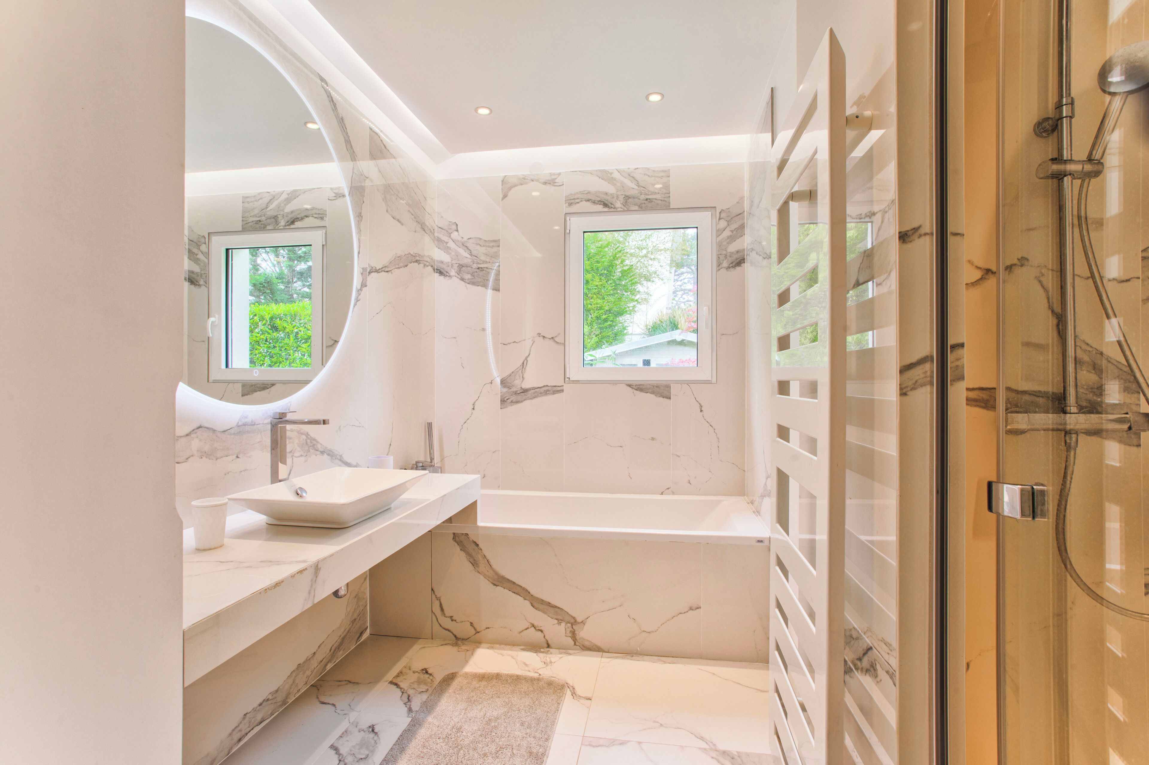 Een douche, een haardroger, handdoeken, zeep