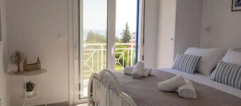 Le Petit Refuge 2 Floor Maisonette with Seaview