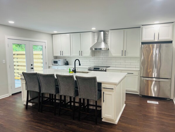 Réfrigérateur, micro-ondes, four, plaque de cuisson