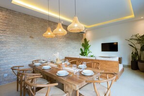 Family dining - Yoki Villa by Betterplace (Canggu)