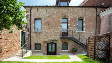 In-room safe, soundproofing, free WiFi, bed sheets