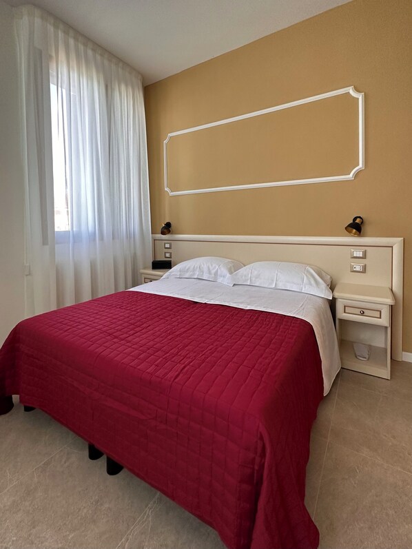 In-room safe, soundproofing, free WiFi, bed sheets - Collegio AMDG (Venice)