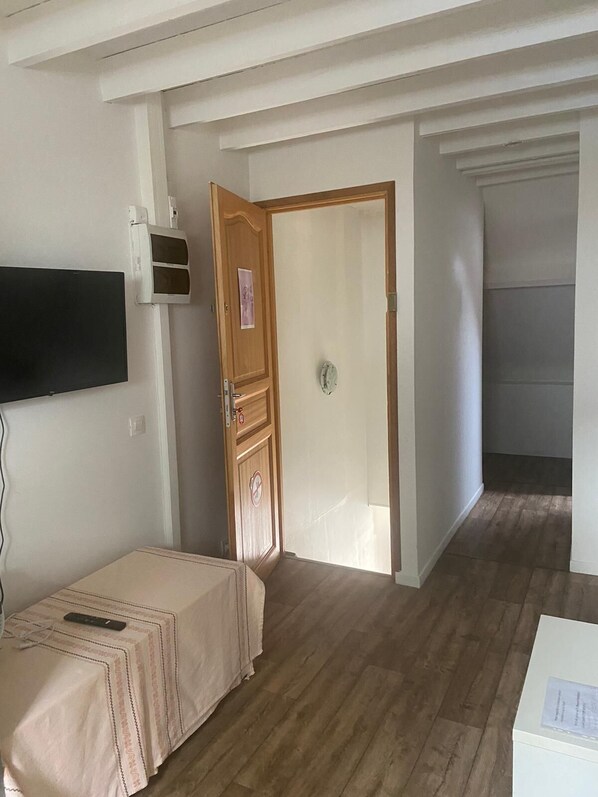 1 habitación, wifi y ropa de cama