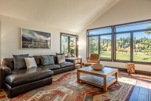 Smart TV, chimenea, futbolito, estéreo