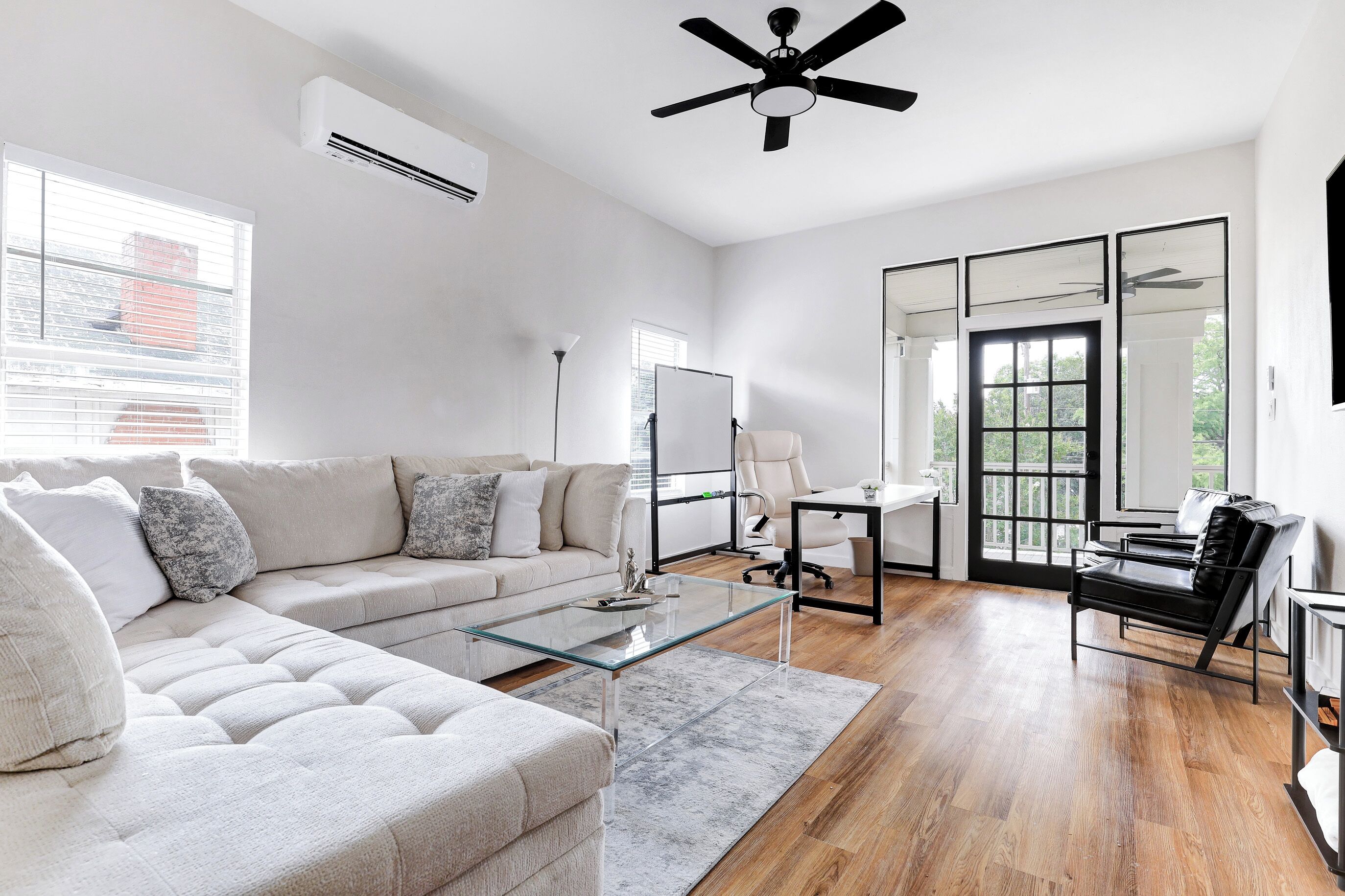 Modern Flat Nr DT River Walk Zoo | WiFi BBQ Desk
