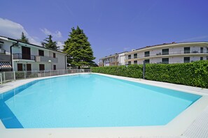 Seasonal outdoor pool - Residence Sant Elena A19 by Wonderful Italy (Peschiera del Garda)