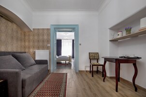 Suite Familiale, vue ville | Coin séjour | Télévision à écran plasma de 81 cm avec chaînes par câble