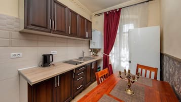 Deluxe Studio, City View | Private kitchen