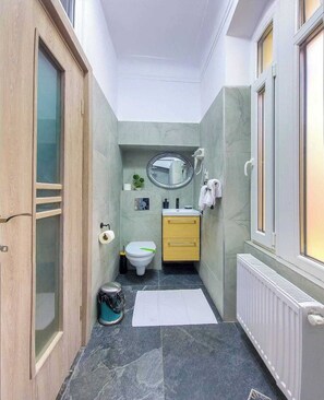 Familie suite, uitzicht op de stad | Badkamer | Gratis toiletartikelen, een haardroger, pantoffels, handdoeken