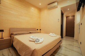 1 bedroom, bed sheets
