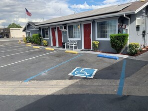 المنشأة من الخارج